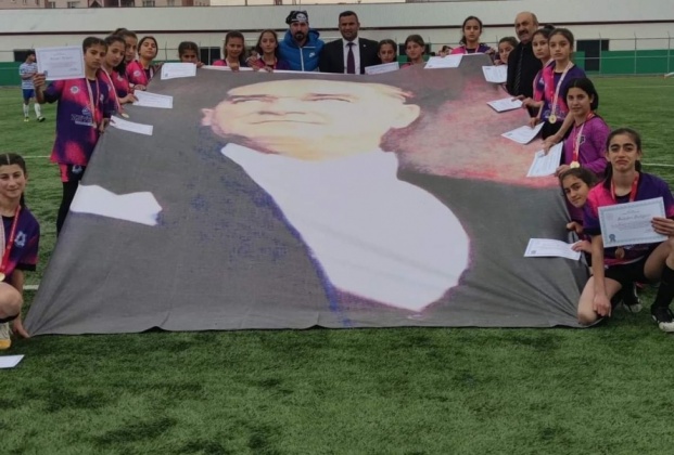 mor-menekseler-e-dev-ataturk-bayragi